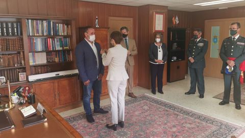 Momento en el que la directora de la Guardia Civil condecora al pescador de Porto do Son Rogelio Santos Queiruga