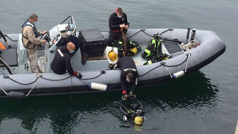 Explosivo histórico. Momento en el que los buzos recuperan el artefacto neutralizado en el muelle