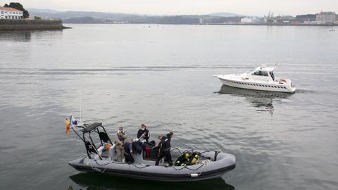 La unidad de buceo inspeccionó el punto simulado para el atraque