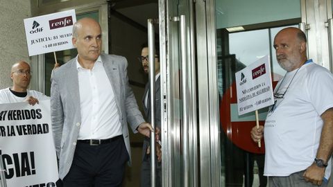 Cortabitarte sale de los juzgados de Santiago en presencia de víctimas del Alvia, tras su declaración en julio del 2017