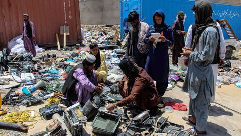 Comerciantes de chatarra compran equipos desechados por las tropas de EE.UU. y la OTAN en su retirada de Kandahar, en el sur de Afganistán.