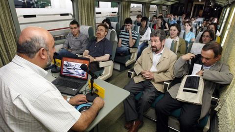 Participantes en un curso de verano de la USC en el 2009 en un vagón del Museo do Ferrocarril de Monforte