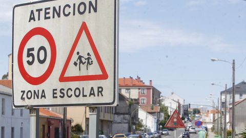 Señalización que indica una limitación de velocidad de 50 kilómetros por hora en el área escolar de Catabois