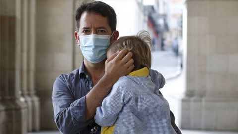 Ángel Cerqueiro y su hijo, de dos años, que no pudo viajar con su madre a Eslovenia por un error en la normativa anticovid