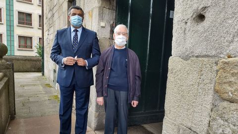 En la imagen, el padre Gonzalo, coordinador del comedor de San Francisco, acompañado Por Gonzalo Talegón, director de área de CaixaBank en Pontevedra