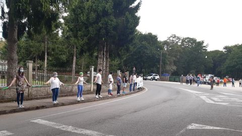 Imagen de la cadena humana formada el pasado mes de julio en Parga para pedir la reapertura del consultorio