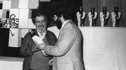 Fotografía de Chao Rego recogiendo un premio en los años ochenta