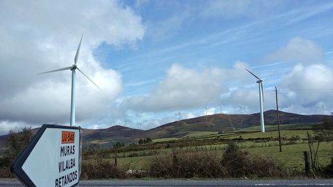 Aerogeneradores en Muras, cerca del alto da Gañidoira y de la carretera Viveiro-Cabreiros (LU-540)