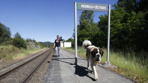 Uxía Garelo en la estación de Céltigos, la única que se salva entre Monforte y Sarria