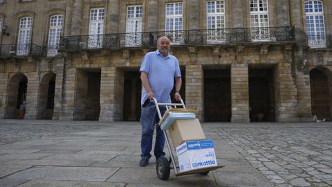 Manolo Castiñeiras posa con la carretilla que tanto usó. «Así trasladamos expedientes. Á administración dixital hai que lle dar tempo», apunta riendo. «Son bromista e me gusta falar. Unha vez Arsenio Iglesias estivo toda a tarde parolando comigo na portería», recuerda