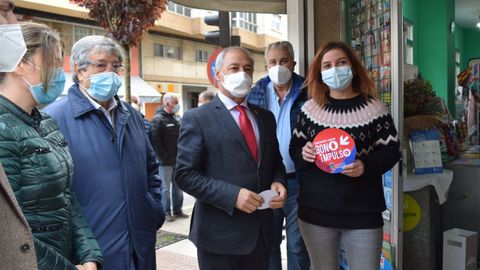O presidente da Deputación visita un comercio dos Bonos Impulso