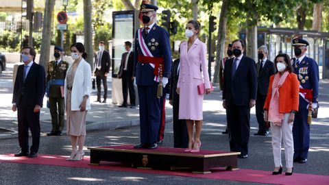 El rey Felipe VI y la reina Letizia, junto a la presidenta en funciones de la Comunidad de Madrid, Isabel Díaz Ayuso (2i), el alcalde de Madrid, José Luis Martínez-Almeida (i) y la ministra de Defensa, Margarita Robles (d) durante la celebración del Día de las Fuerzas Armadas en la Plaza de la Lealtad de Madrid este sábado.