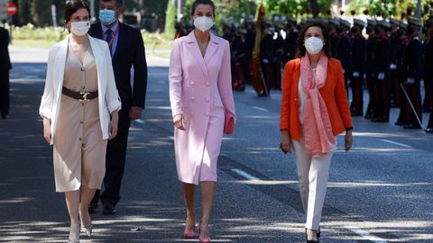 La ministra de Defensa, Margarita Robles (d), junto a la reina Letizia (c) y la presidenta en funciones de la Comunidad de Madrid, Isabel Díaz Ayuso (i) durante la celebración del Día de las Fuerzas Armadas este sábado en Madrid