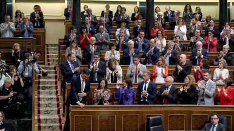 El lder del PSOE, Pedro Snchez, recibe el aplauso de su grupo parlamentario tras la votacin de la mocin de censura contra Mariano Rajoy que le aup a la presidencia del Gobierno