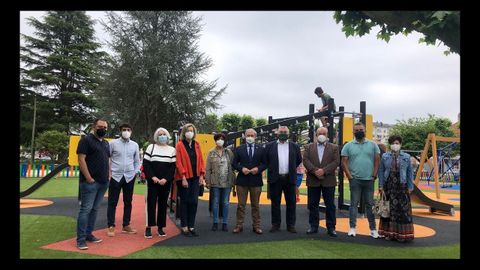 El alcalde, en el centro, y varios concejales del equipo de gobierno inauguraron el parque