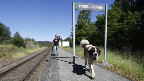 Uxía Garelo en el apeadero de Céltigos, el único que se mantiene en esa línea