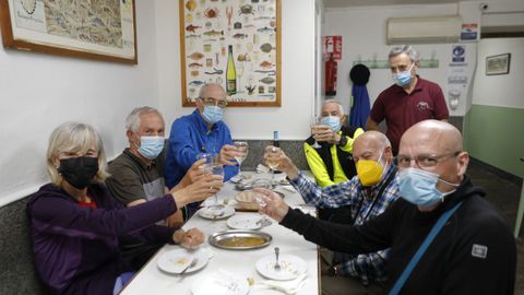 Reuniones de máximo seis personas en interior desde este sábado