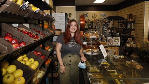 Carla Pérez Cabanas regenta la tienda Saborea Mondoñedo, junto a la playa focense de A Rapadoira