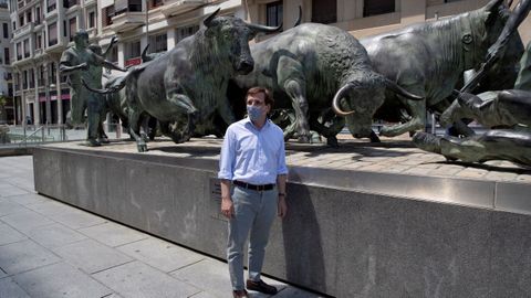 El alcalde de Madrid y portavoz nacional del PP, José Luis Martínez-Almeida, posa en el monumento al encierro, este domingo, en Pamplona