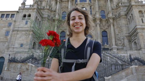 Inés, una joven compostelana que hizo el Camino desde Sarria, llegó este domingo al Obradoiro