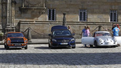 El movimiento también se dejó ver en los coches que llegaron al Hostal