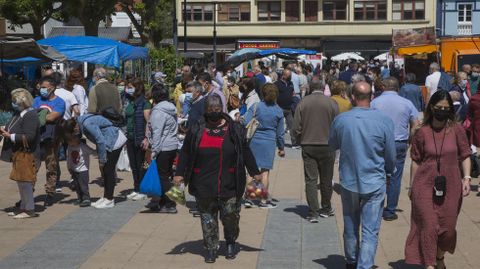 Este domingo de feirón en Carballo fue bastante concurrido tanto en el mercado como en las terrazas