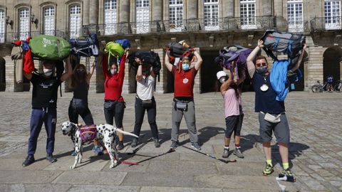 Un grupo de madrileños y portugueses, que se conocieron haciendo el Camino Portugués, acompañados por un dálmata
