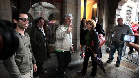 Pedro Almodóvar dirixindo a rodaxe de «La piel que habito», na rúa do Vilar, no 2010