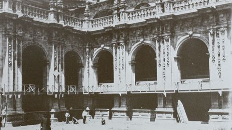Claustro de la Catedral de Lugo en 1896, en los preparativos del Congreso Eucarístico