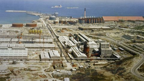 Vista de la fábrica de Alúmina Aluminio en San Cibrao, durante la etapa de construcción del complejo