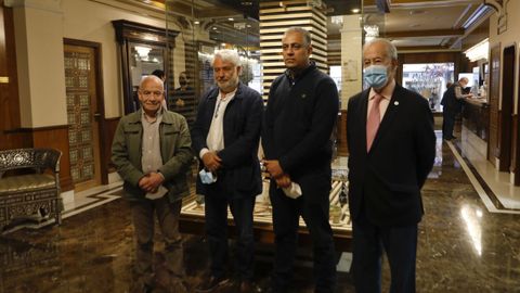 El responsable del colectivo, Ghaleb Jaber Ibrahim, en el acto junto al presidente de Jenin