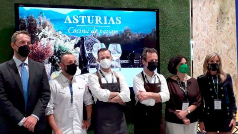 El secretario de Estado de Turismo, Fernando Valdés; Ricardo Sotres, del restaurante El Retiro, Toño Argüelles, de Argüelles Chocolatier; Nacho Manzano, de Casa Marcial, la consejera Berta Piñán, y la viceconsejera de Turismo, Graciela Blanco.