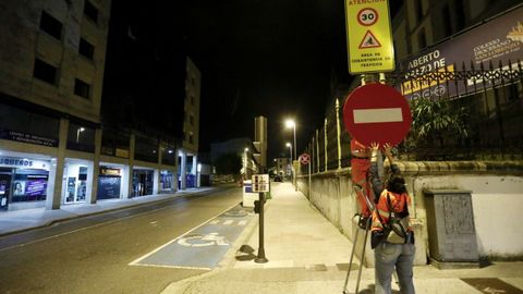 Instalación anoche de la señal de dirección prohibida para cortar el trafico en A Mosqueira