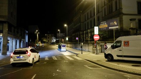 Instalación anoche de la señal de dirección prohibida para cortar el tráfico en A Mosqueira