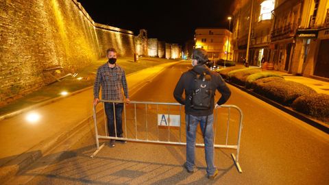 El teniente de alcalde, Rubén Arroxo, instalando la valla para cortar el tráfico