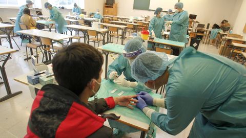 Estudiantes de Enfermería, realizando test de antígenos a universitarios, a principios de este curso en el campus de Ferrol