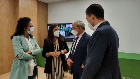 Las autoridades en la nueva sede de la Asociación Española contra el Cáncer en Lugo