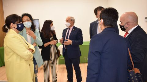 Las autoridades en la nueva sede de la Asociación Española contra el Cáncer en Lugo