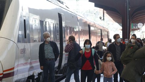 Viajeros procedentes de Santiago en la estación de San Cristóbal, en A Coruña