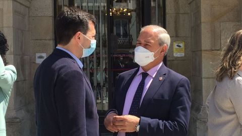 Gonzalo Caballero y José Tomé, frente a la Diputación de Lugo