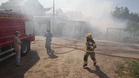El incendio afectó solo al almacén de leña, pero provocó una intensa humareda
