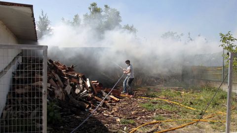 Algunos vecinos intentaron apagar el fuego con mangueras antes de que llegasen los bomberos