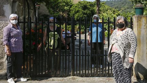 Cuatro vecinas de la parroquia de Rabo de Galo, donde varias fincas abandonadas están llenas de maleza