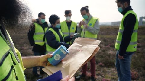 El satélite del IES David Buján -el dispositivo azul que sujeta el técnico- fue lanzado en Rozas (Lugo) el pasado miércoles