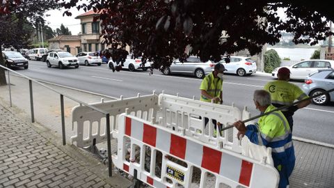 Los operarios municipales preparan el nuevo corte, previsto para este jueves, en el vial lento en sentido a A Coruña
