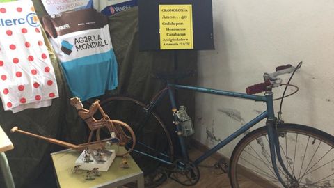 Bicicletas de los años 40 en la sala de exposición