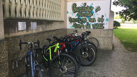 Parada de bicicletas a la entrada del instituto Xograr Afonso de Sarria