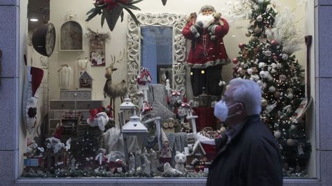 Un hombre pasa frente al escaparate de una tienda de Monforte estas pasadas Navidades