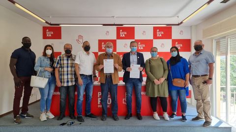 El PSOE presentó la moción junto a colectivos de emigrantes en Ourense