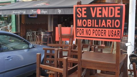 Hosteleros de Viveiro apilan este jueves mobiliario en las aceras en una nueva acción de protesta